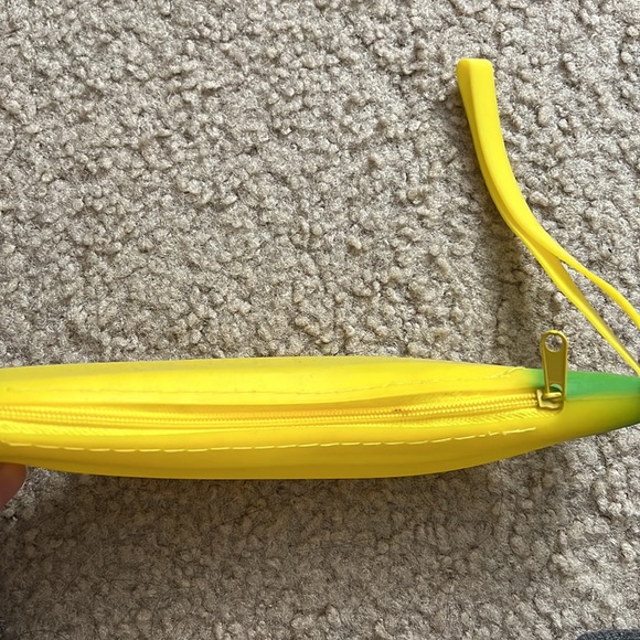 Banana pencil case - Picture 2 of 2